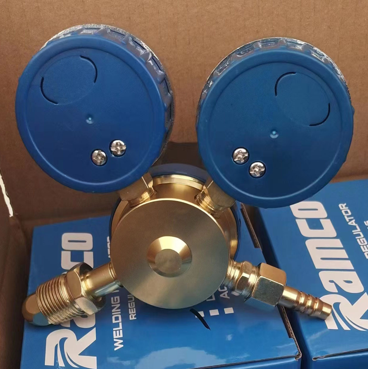 Durable Oxygen Regulator with Dual PSI/Bar Gauges (0-4000 PSI / 0-280 Bar High Pressure, 0-100 PSI / 0-7 Bar Working Pressure) for Welding & Cutting, Compatible with G5/8” Cylinder Valve - Image 4