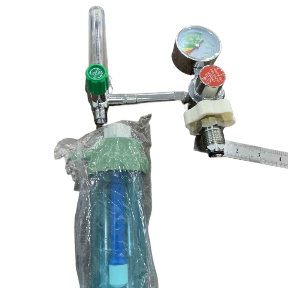 Medical Oxygen Regulator with Flow Meter (0-15L/min) and Pressure Gauge (0-4000 PSI/0-240 kg/cm²) for Oxygen Cylinders - Image 3
